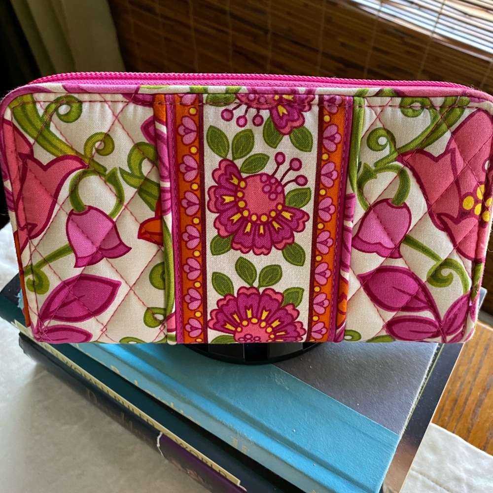 VERA BRADLEY Retired LILLI BELL Zip Around Wallet
NWOT!!